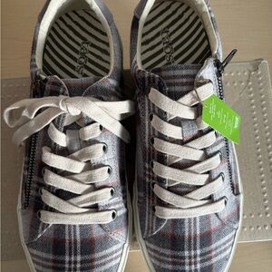 NWT Taos Footwear Ladies Sz 9M Plaid Sneakers - Gray, Cream, Red